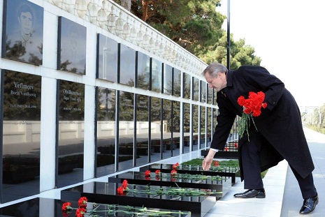 New US Ambassador to Azerbaijan Robert Cekuta visits Alley of Martyrs 